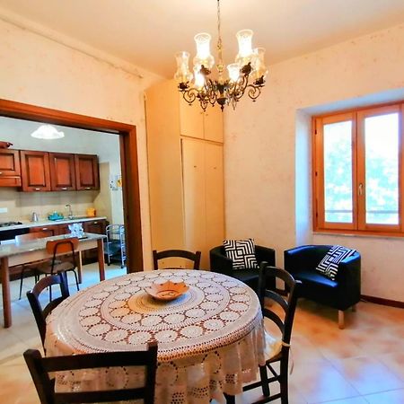 La Casa In Piazza Apartment Toffia Екстериор снимка