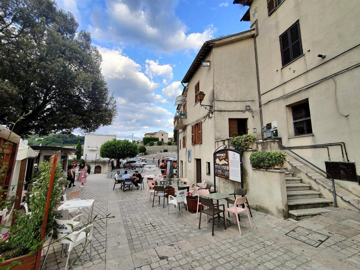 La Casa In Piazza Apartment Toffia Екстериор снимка