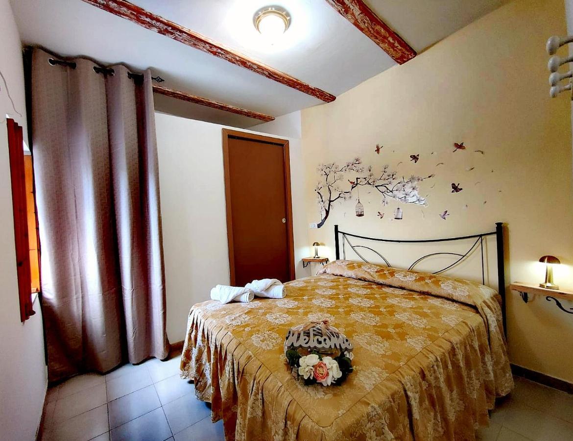 La Casa In Piazza Apartment Toffia Екстериор снимка