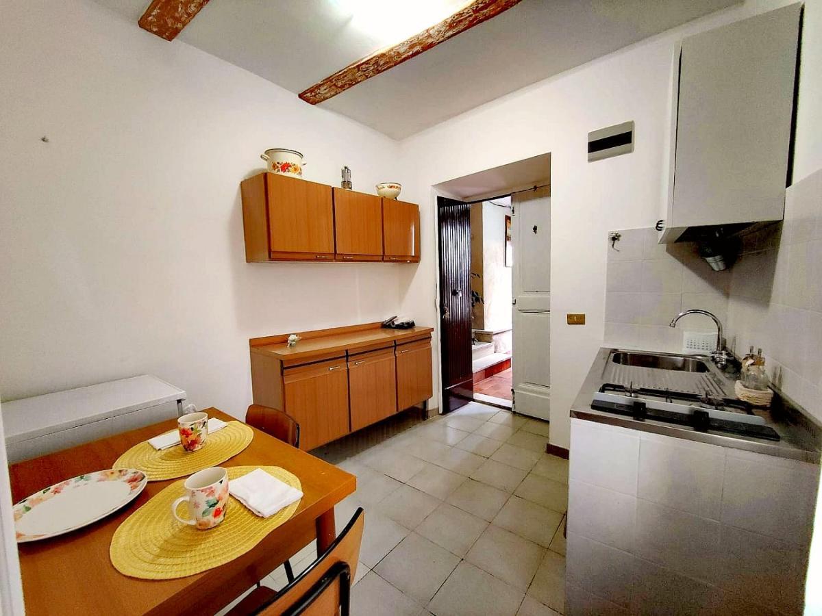 La Casa In Piazza Apartment Toffia Екстериор снимка