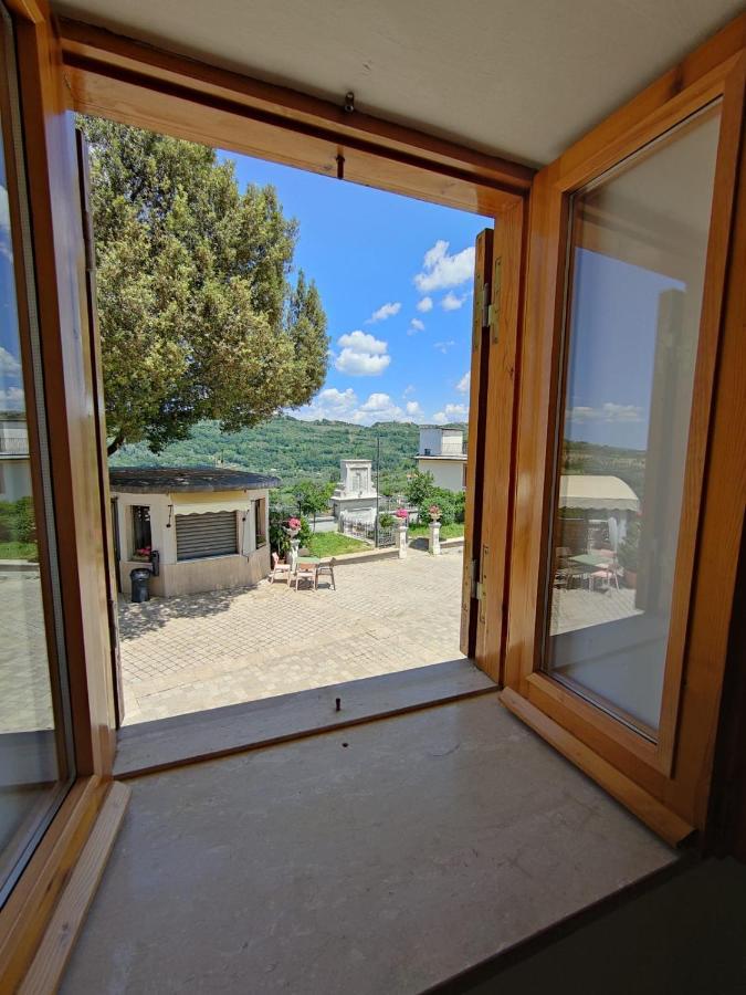 La Casa In Piazza Apartment Toffia Екстериор снимка