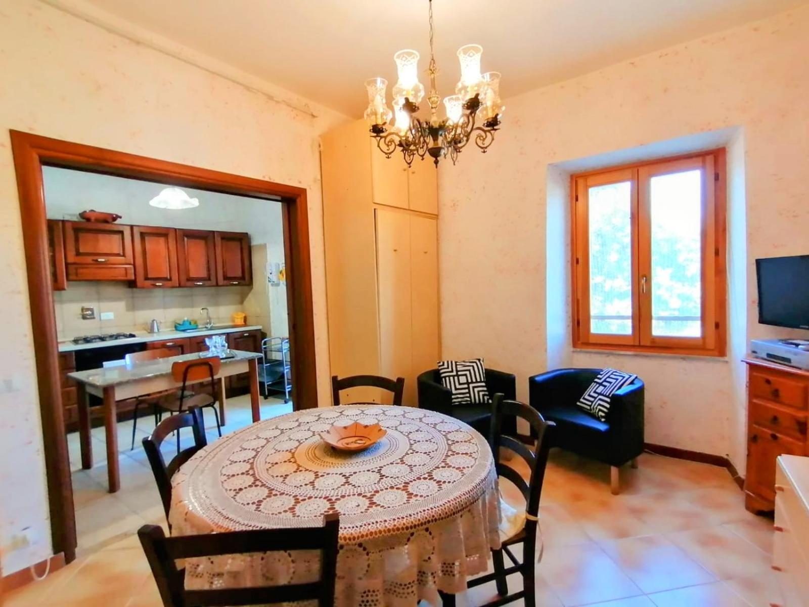La Casa In Piazza Apartment Toffia Екстериор снимка