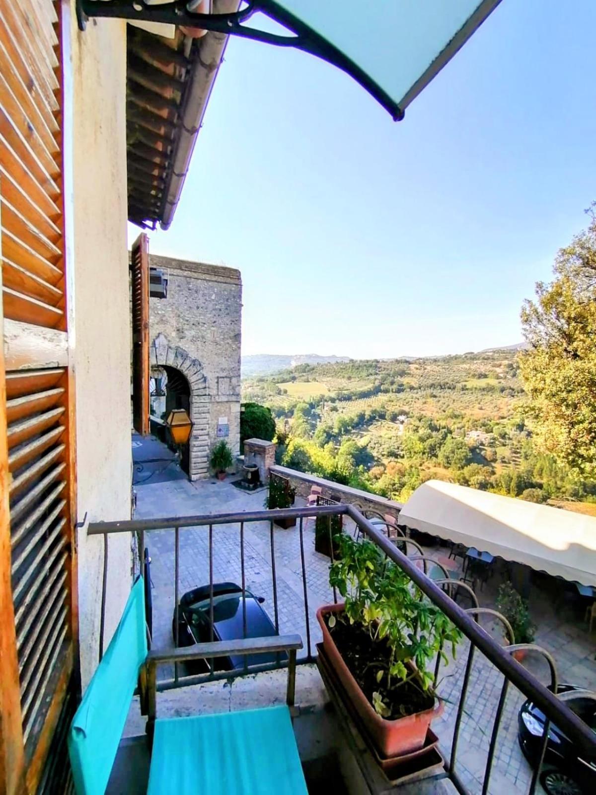 La Casa In Piazza Apartment Toffia Екстериор снимка