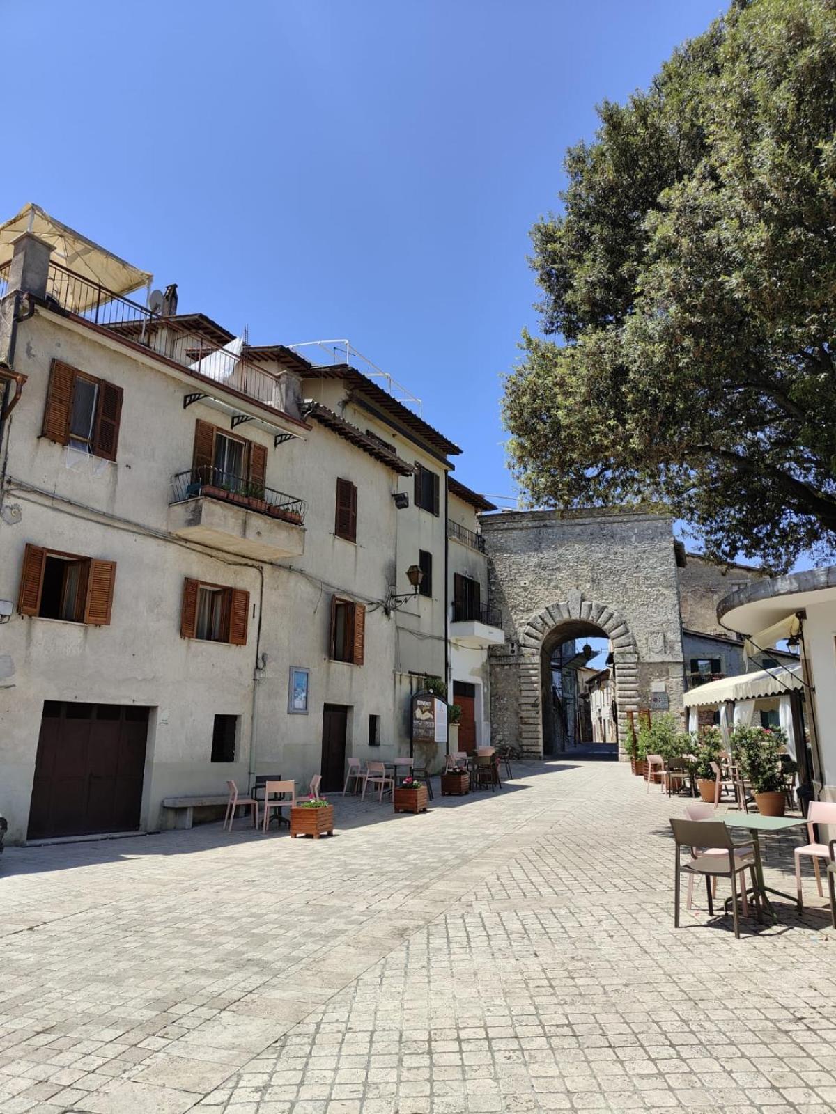 La Casa In Piazza Apartment Toffia Екстериор снимка