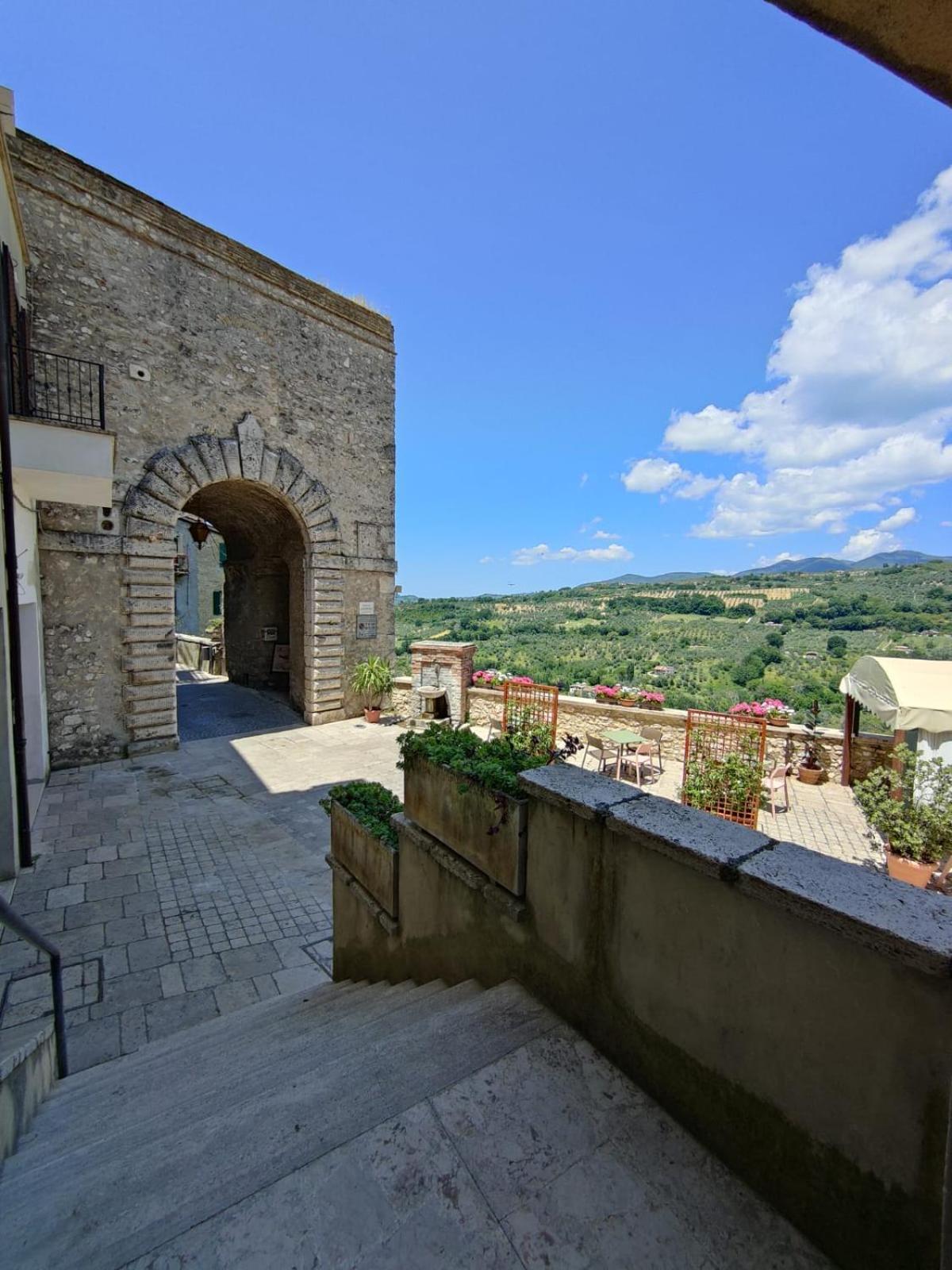 La Casa In Piazza Apartment Toffia Екстериор снимка