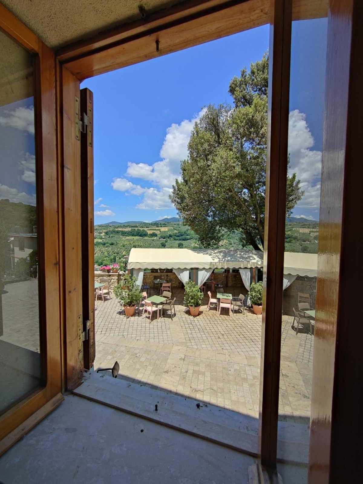 La Casa In Piazza Apartment Toffia Екстериор снимка