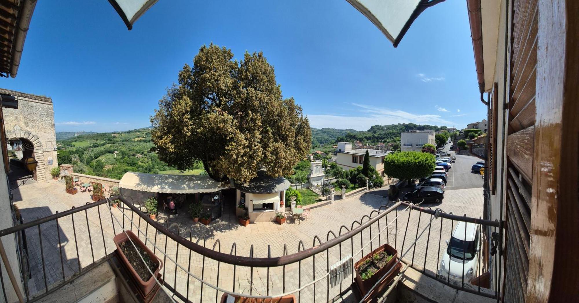 La Casa In Piazza Apartment Toffia Екстериор снимка